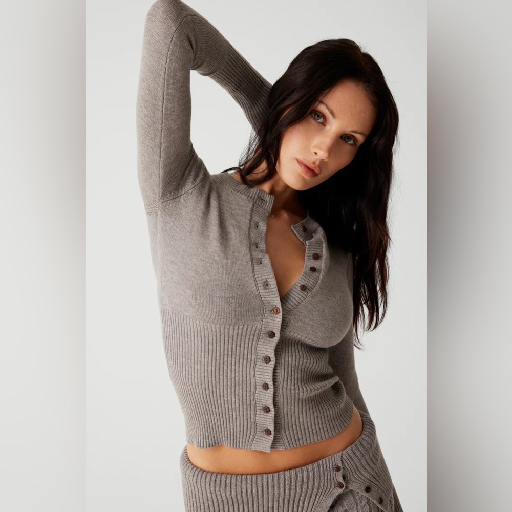 Lenon Cloud Knit Button Up
Cardigan